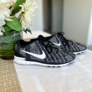 NIKE FREE 5.0 WOMENS ATHLETIC BLACK AND WHITE GYM RUNNING SHOE SIZE 8.5
